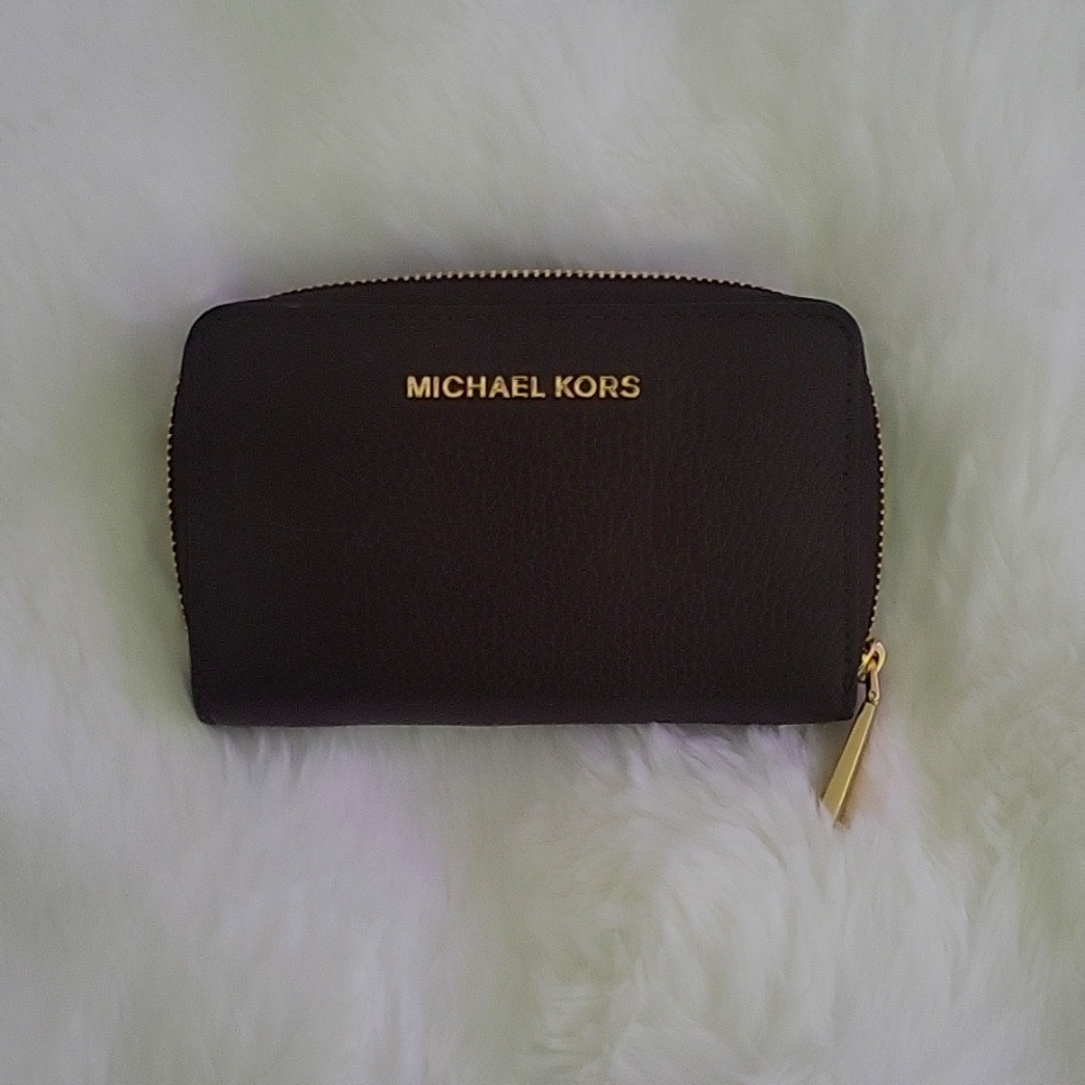 *AUTHENTIC* Michael Kors Wallet (in deep burgundy) 🤎